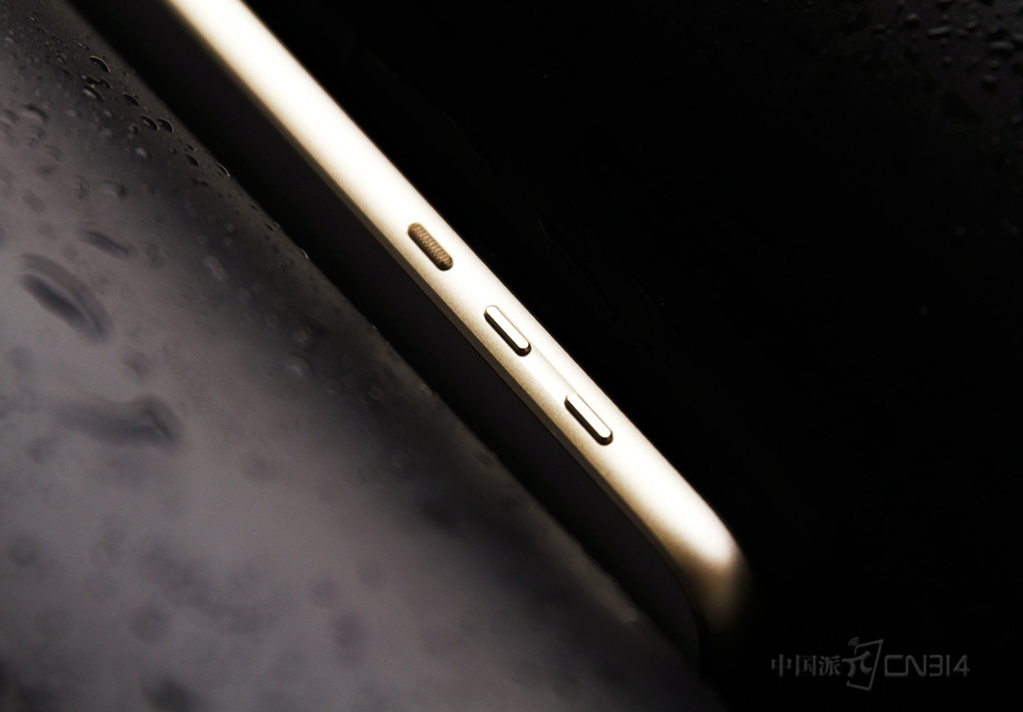 Moto ZPlay�����п�ʹ�õ���7000ϵ�к���Ӳ�����ʣ�����ǿ�ȴ����ߣ��п򶥲�������ע�������ܹ�ͬʱ����ͨ�������ݺ�NFC�źŵĴ��͡�