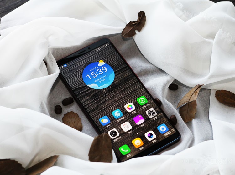 ���˵˭����������2000Ԫ�����ֻ��������������µ�360�ֻ�N7 Pro�з���Ȩ����Ϊ2018��������߾������ġ����콢��֮һ��N7 Pro����������710��������6GB���ڴ桢4050����ʱ���ء�����˫�㡢������ȫӲ���ȵȣ�����˵��һ���൱����ĸ������ֻ��ˡ���ô���ھ��������û�����ͼ�Ͱɡ�