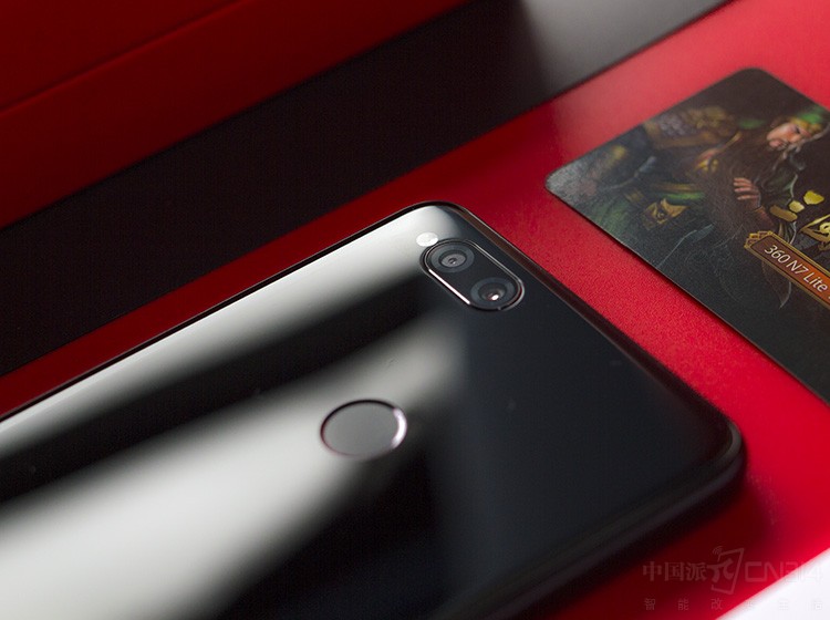 ��ȫϵͳҲ��360�ֻ�N7 Lite����Ҫ��ɫ֮һ���ÿ�ϵͳͨ�������໥������ϵͳ�����û��ĸ��ˡ��������ݷֿ��������˽���֮ʱ���ݸ�����Ϣ��ʧ���沿ʶ��Ӧ���������ڴ�ǰӦ�����Ļ����ϣ������ˡ�ʹ���߷ǻ���ʱ������Ϣ��չ�����ݡ��Ĺ��ܡ�