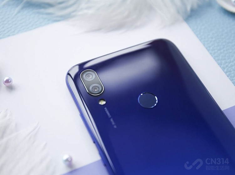 Redmi 7���ټ��ؼ����˽���ɫ��ƣ���λ���������ɫ�У��λ�������ҹ�춼�н���ɫ������չʾ���λ�����ɫ�ڽ���ĸо��ϸ����ƫ������ɫ����ǳ�仯������ҹ�����ɫ�Ա��ڻ����������·����Ϊ����һЩ��