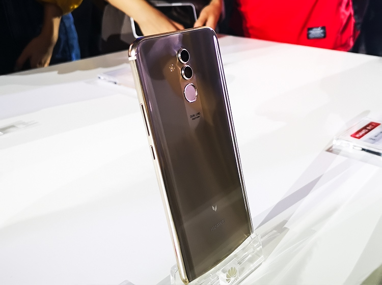 ��â7������6GB�ڴ�+64GB�洢�ռ䣬���̳С����˼�����GPU Trubo����Ϸ���ֳ��ڡ�