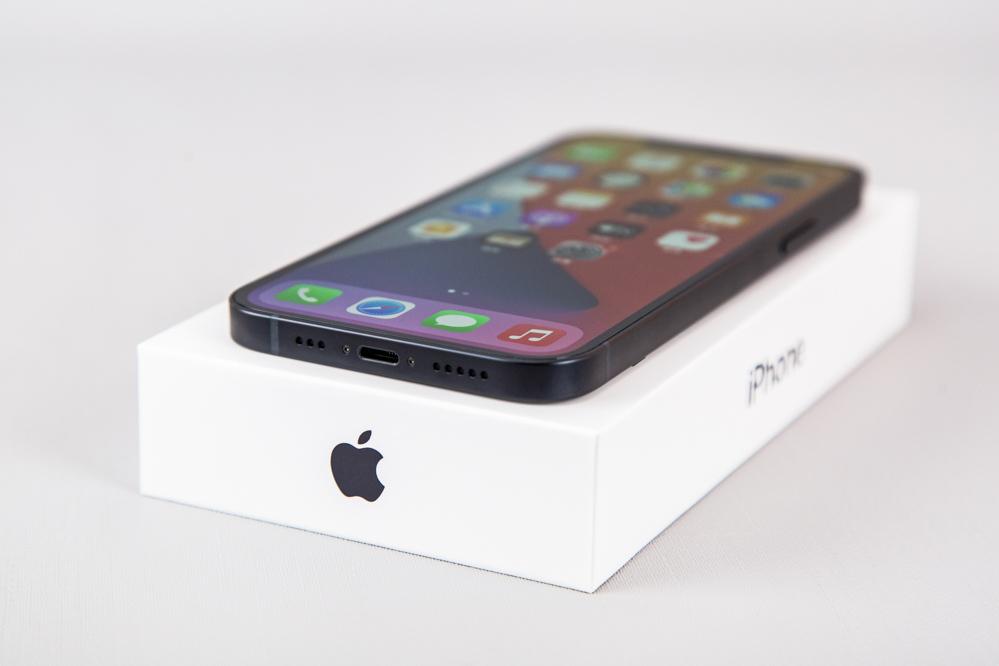 ��۷��棬����iPhone 12���ڵ�����iPhone 12ϵ�У�����������������ֱ�Ǳ���ƣ���С���û��ڵ����ճ������ʱ�򣬿��ܻ��е���֣����������һ���ֻ��ǣ��ָл�úܶࡣ