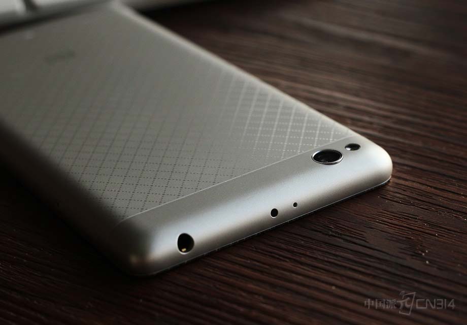 ����3����������������3.5mm�����ӿ��Լ�������˷磬������˺��⴫����������ͬ��λ��Ʒ���滹�ǱȽ��ټ��ġ�