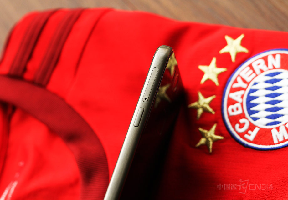 �ڹ����Է��棬����������ڱ߿���࣬��Դ���������˻����Ҳ࣬�ǳ����Ϲ��˵�ʹ��ϰ�ߡ�