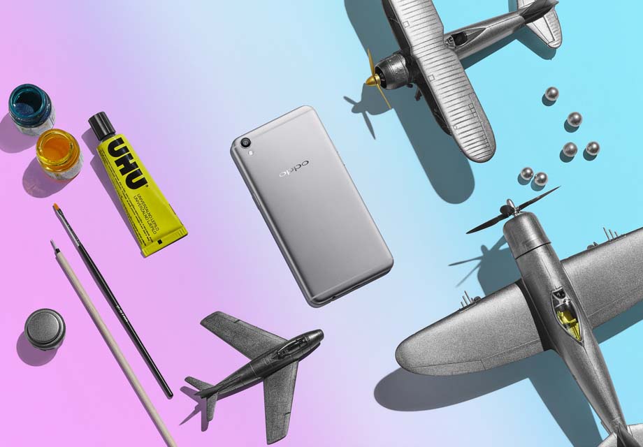 OPPO R9ѩ�һҰ�Ϣ��ʱһƬ��ڣ��Ե����ظ�ʮ�㣬���ǳ�խ�߿򡢽�������Լ�ȫ���ϼ���������ϵĽ������Ļ������ȫ�����˻������棬��Ļ����һֱ���츲�ǵ��˻����Ĳ��棬ʹ����Ļ���������к�ǿ���Ӿ��������������ĻϨ���ʱ����������������������Ļ�б߿�Ĵ��ڡ�