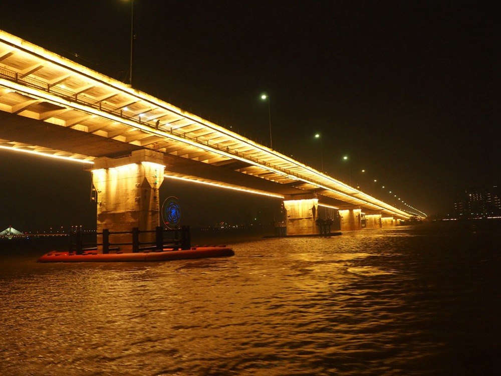 ��һ������֮�������8����ĵƹ����ͨ��һ�������ġ��󡱡����������ϲ���ʷ���ִ��ν�������Ӫ��������������߸������������о��۵ƹ������ġ�һ��������������ԡ��Ķ��ؾ��ۡ�