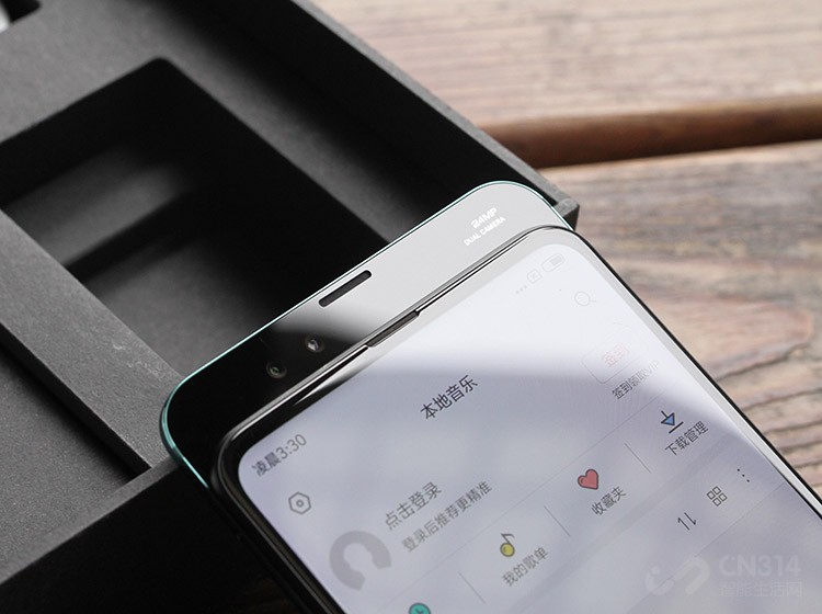 ���Ҫ˵���ǣ�С��MIX 3���䱸ǰ��2400��+200�����˫�㣬�ܶ�7�ط��Ե�С��ͬѧ��3200mAh��أ�����Ȥ���û����Թ�ע������ֻ���