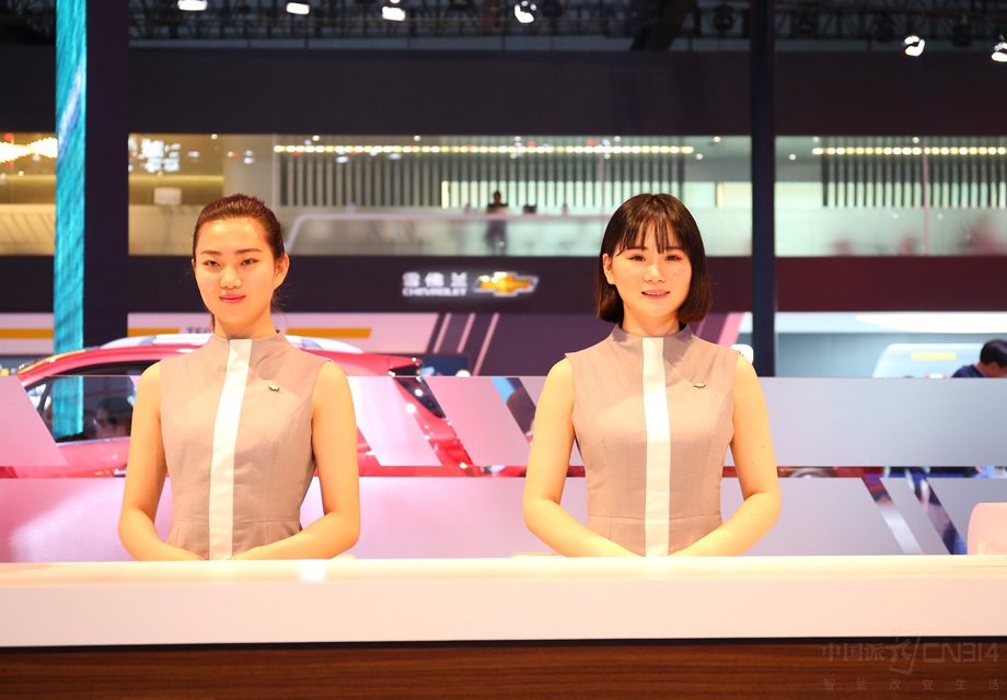 �ұ���Ů����΢΢���̣�����һ����Ƥ�ĸо����Ե�ʮ�ֿɰ���