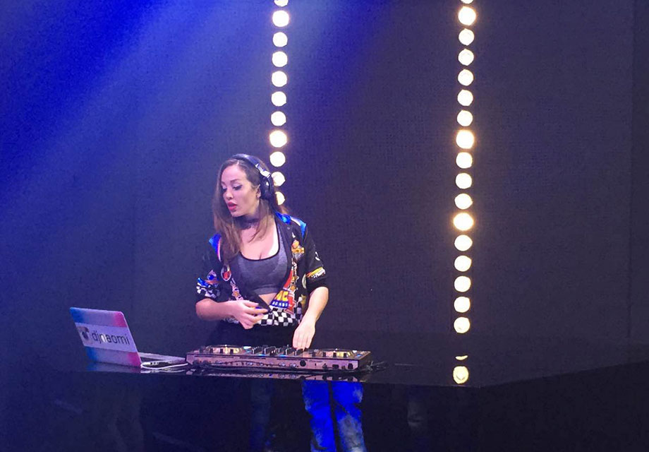 �������Ըеĺ�ӵ������ȵ�����ŮDJ֮һ������һ�޶��ķ���������ͼ������˿ʹ������һֻʼ�ںڰ����Ը�èŮ�����˱��ˣ���֪�����Ĺٷ����ܲ����Ǵ��꣡����vivo�Ѿ���ʽ��ΪNBA�й����ٷ��г�������飬ϲ��NBA������������Լ���vivoר���ֻ�����