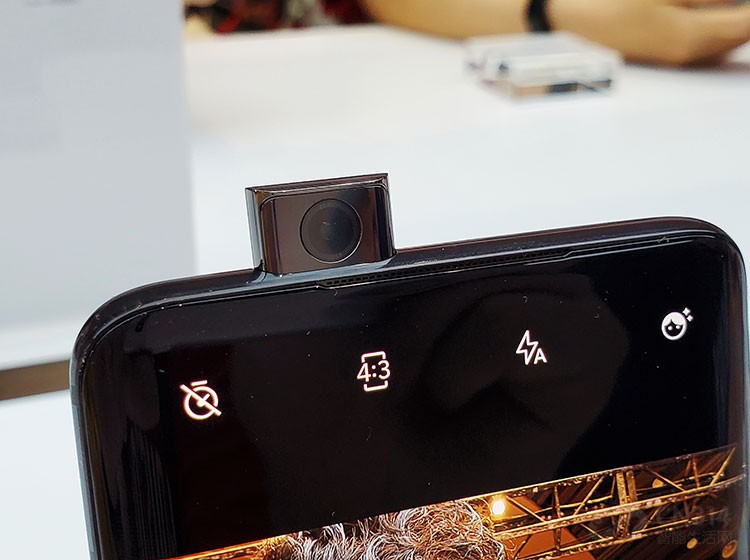 ��һ��7 Pro����ֻ��ϣ��ٷ��������������ṹ����֤��Ļ���Ӿ����飬��93%������ռ�ȡ�ͨ�� HDR 10+��֤�����800nit���ȵ����ԣ������û������������ܡ�