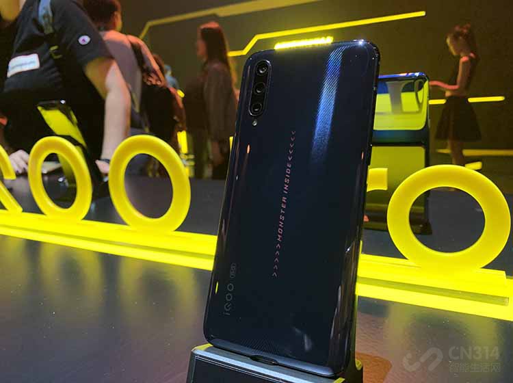 iQOO Pro��δ�����5G��4G�����汾������5G��֧��5G+4G��˫��˫����Ϊ������5G���ܣ�iQOO Pro�����ˡ�5G 6 ���ߡ�����Լ���߷ֲ�ʽ���߼�������ʹ�ں����ճֵ�����£�Ҳ�ܱ������ֶ�5G�źŵ�Ӱ�졣