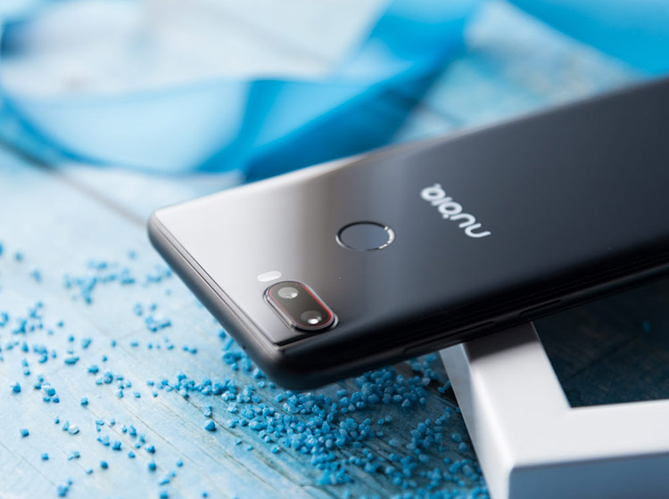 ���Ͻ���Ŭ����Z18mini��˫��ģ�飬΢͹���ֵĺ�ɫ�Ʊߣ����������ĵ�׺������f/1.7��Ȧ��6P��ͷ������ʵ��ʵ��2400�򣬺���Щ2400��йⵥԪ��2*1200���أ��б����ϵ�����