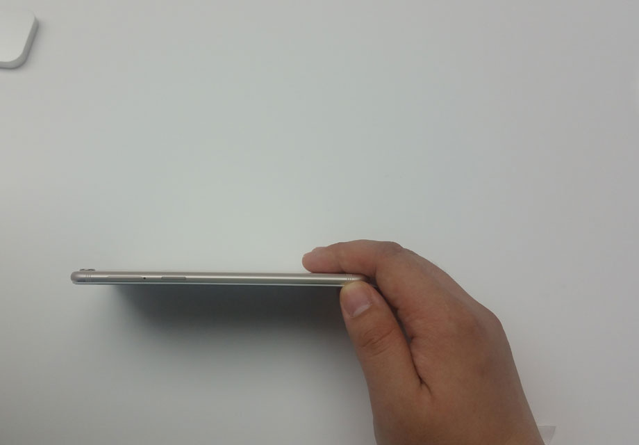 �����Ҳ��ǿ�������SIM���ۣ�����̫��ı䡣R9s�䱸��5.5��1080p��Ļ����������625������������ֻ�ܴ����ж˶�λ���ڴ淽���������4GB RAM+64GB ROM����ϡ�