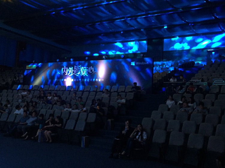 ���ٷ�˿����Ҷ���ǰ�����������ֳ����ڴ��ⳡ�Ƽ�ʢ�硣