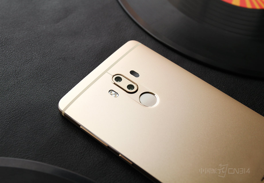 ���7MAX˫����ͷ���ؾ�Ϊ1300��֧�ּ���Խ���f/2.0���Ȧ�����в�ɫ��ͷ��֪ɫ�ʣ��ڰ׾�ͷ����ϸ�ڣ�������Ч��߳����������������ҹ�������ѵ����⡣