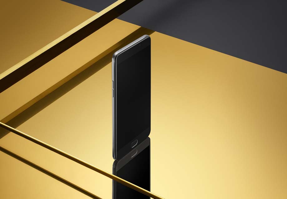 Ϊ������������������߸�ΪƯ����OPPO����ʦ�ʾ���֭����ͳ�ĸ��׹����޷�Ϊ������ߴ����㹻ҫ�۵Ĺ�â�����OPPO����ʦѡ���˳ɱ����ߵ�Ч����ɫ��ʪ�׼�������ν��ʪ�׼���������������ķ�ʽ����Һ���������ȥ�����׹⡣