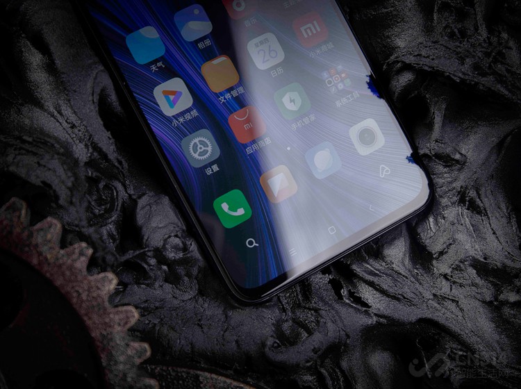 �û����ص�����855 Plus��������CPU��Ƶ�ߴ�2.96GHz��GPU��������15.4%��Ϊ�����������������ܾ��ò��ϣ�С�׻�����������ɢ��ϵͳ����VCҺ�䡢5��ʯī���ߵ���ͭ��������������ɣ�CPU�����¶ȿɽ���10.2���϶ȣ������3D��Ϸ���ض�ʹ�ó���Ҳ����ˬ���죬������Ƚ�Ƶ����֡�����ٵ����⡣