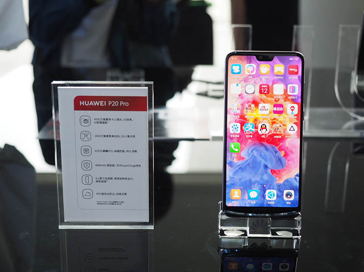 ���ڲ��õ���������+��խ�߿���ƣ����Ի�ΪP20 Proӣ�۽����ռ��ʮ�ָ��ˣ�����·������ڻ���֮�ϣ����Ը��û��������������Ұ��