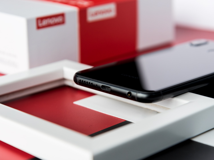 �ײ�����������������������Type-C�ӿڡ�3.5mm��׼������ף�������ױ����Ǳ�����һ�����㣬���������ַ����ѵ�����