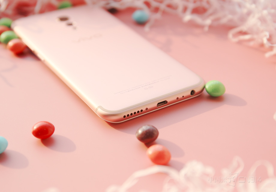 �û���3.5mm�����ӿں�USB���ݴ���ӿڶ��ڻ����ײ��߿�ϸ�ڷ��湤��Ҳ�ǳ��ĳ��ʡ�