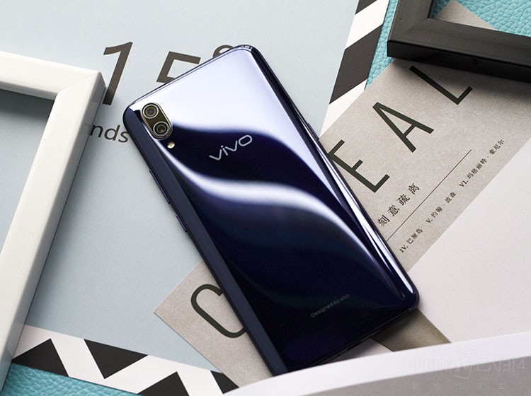 vivo X23�����˼����Ƶ���ƣ������������Դ����Ȼ���еļ��⣬ͨ������������׹⼼����3D������Ļ�ϳ�ʱ���ع���Ӱ�������ļ���Ч�����������·ǳ�����������