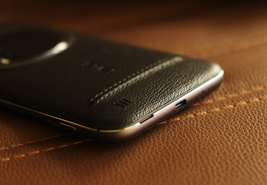 ���ڻ�˶ZenFone Zoom���ÿɿ���ǵ���ƣ������ڻ����ײ�Ԥ���˿�����ǵİ��ۣ����߾������β�ж��ʾ�仹�ǱȽ����״򿪵ġ�