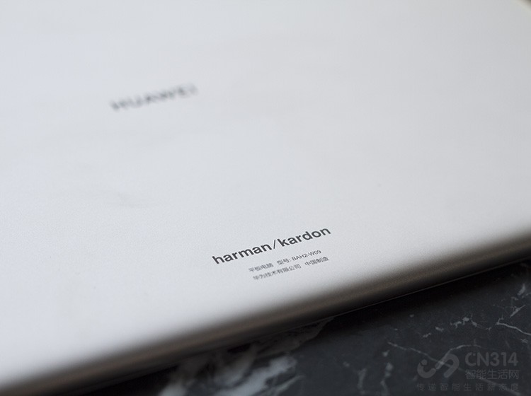 M5�ഺ�����˱��Ļ����ڼ�����7500mAh�Ĵ��أ��ܹ�ʵ�ֳ���13Сʱ����Ƶ���ţ���������ʴﵽ18W�Ŀ�����3Сʱ�ڽ��������������