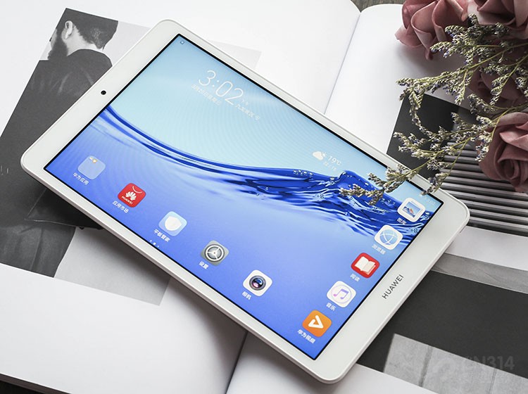 ��Ϊƽ��M5�ഺ�棨8Ӣ�磩�ȿ������㵱��������ϲ��׷�����ʵ��������飬���ܳ䵱�����곤�������е�С���֣��������ϸ�֧�������������ܣ�������רҵ��У��ϵͳ�Ż�����ƽ���г��������µĻ�����