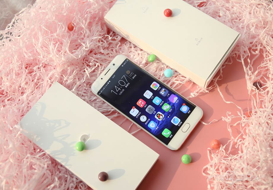vivo Xplay6����5.46Ӣ��2K�ֱ���YOUM������壬�䱸����820��������6GB LPDDR4�ڴ��128GB UFS2.0���档����1200������(IMX362)+500������(����)˫����ͷ��ǰ��1600�����ؾ�ͷ���������������ƣ���������ﵽ4080mAh,���Ե��콢���ã�