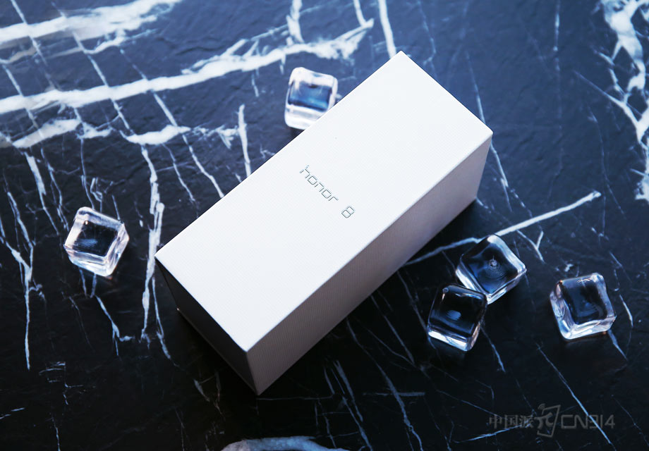 2016��7��11�գ���ҫ���Ϻ����С��������ڲ�ͬ����Ʒ�����ᡪ����ʽ�Ƴ��콢�ֻ���ҫ8���������ȥ������ֻ��������������ǿڱ�������ǰé��������ʲô����ҫ8�ܹ��ھ������ҵ��ֻ��г���ӱ������