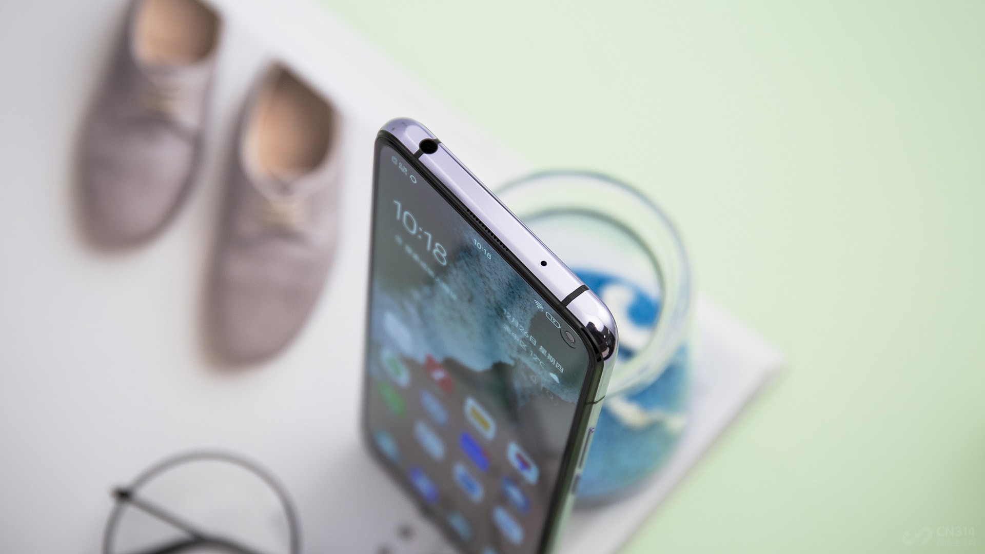 Ϊ�˽�ʡ������ڲ��ռ䣬Խ��Խ����ֻ�ȡ����3.5mm�Ķ����ӿڡ�����Ϥvivo�����ѿ���֪����vivo�������ϵ�׷�����ֻ���ҵ��һ���ǱȽϸߵģ���vivo X30 Pro�ϣ����������ڻ����������������λ�ü�����3.5mm�����ӿڵı�����