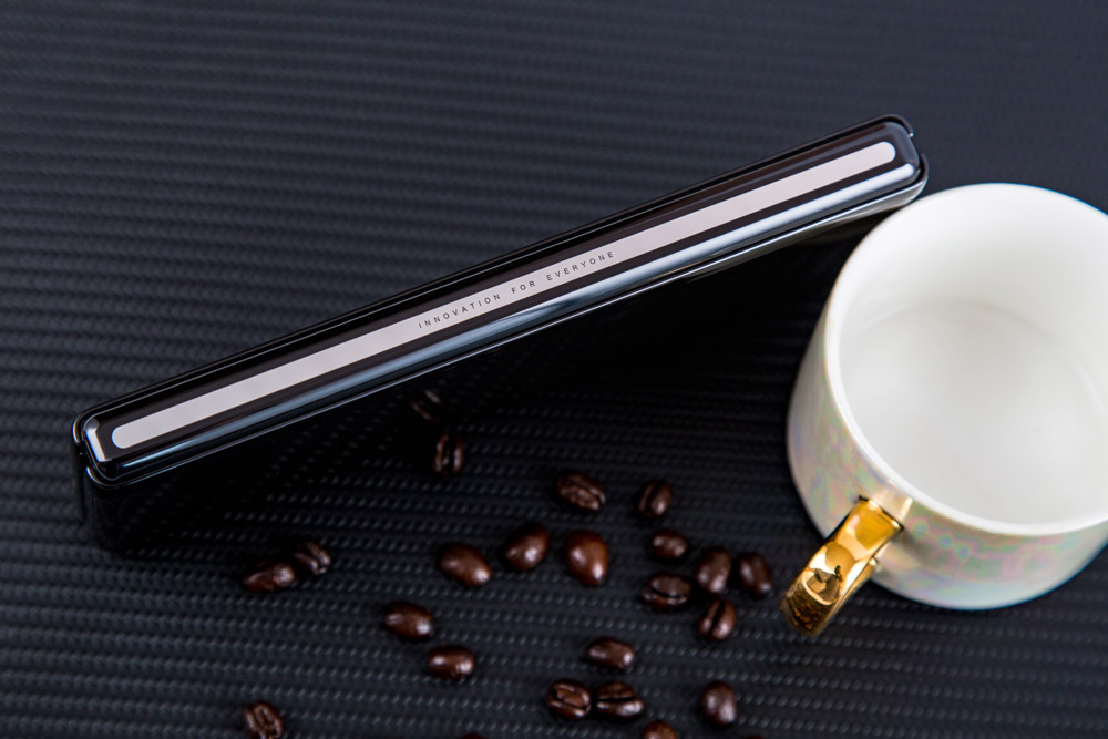 ������ȷ��棬MIX FOLD С���۵����ĺ����17.2mm��չ����ĺ����7.62mm���ͺ����һ�飬�ʹ󲿷������ֻ�����������������㲻���ᱡ���������۵����ֻ���˵����������ܹ����ܡ�