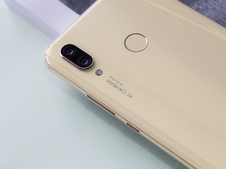 �������2400������+1600�����صĺڰ�+��ɫ˫����ϣ��������Ӹ������ĳ����ʣ�����f/1.8�Ĵ��Ȧ����ֱ�֤��ҹ��ĳ������ʡ�