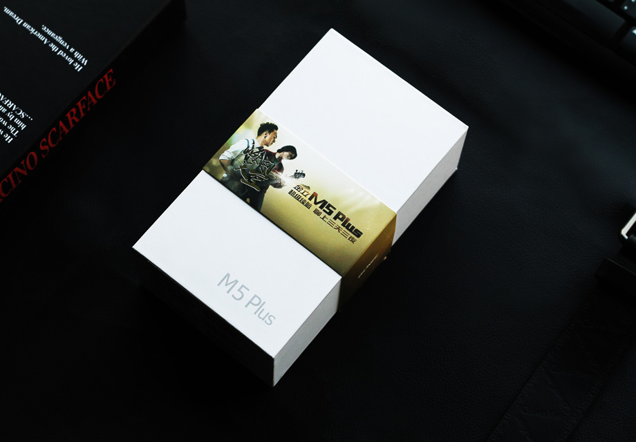 ����M5 Plus���ô�ͳ���ɫֽ�а�װ�����д�������ȭ���ھ��Ľ����⣬�ٷ�˵���ǡ�����������ҹ�����ɼ�������������ĳ�ǿʵ����