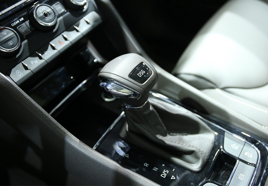 �µ��ǿ˵����β����˶Գ���ơ�