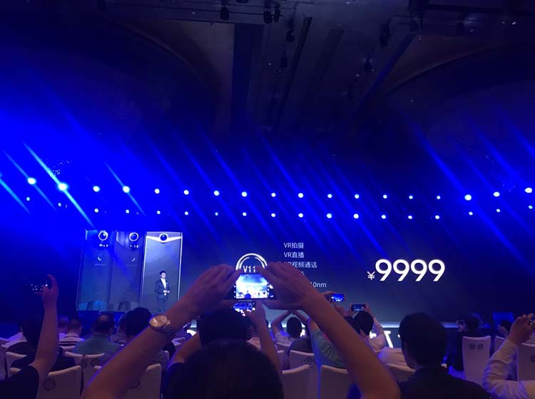 ���˻�����֮�⣬����VR�ֻ�2������һ������汾����������835������������6GB�˴�+128GB�洢�ռ䣬�ṩ��ʿ�ں���ҹ��������ɫ���ۼ�9999Ԫ��