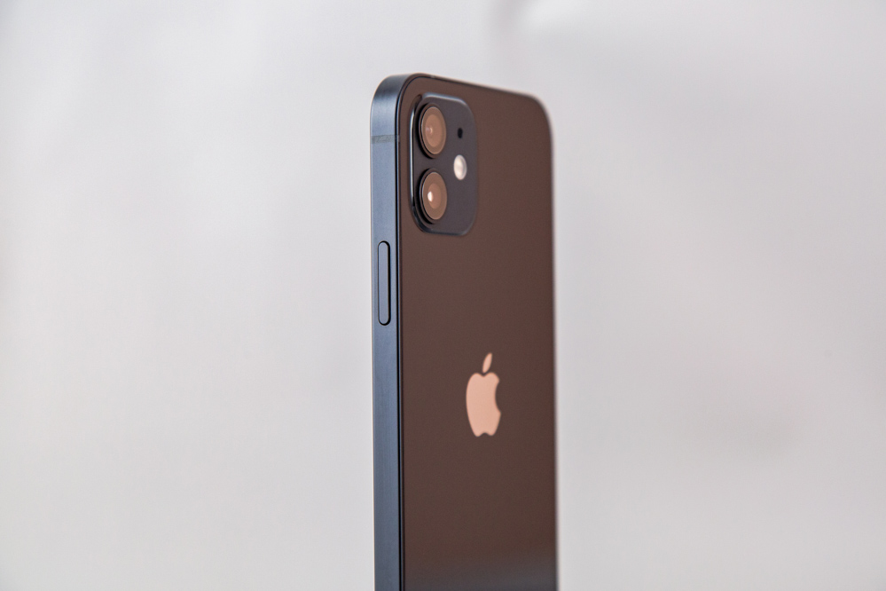 iPhone 12�ǳ��ᱡ��ֻ��162g�Ļ���������7.4mm�Ļ�����ȣ�����Ļ�ߴ���6Ӣ�����ϡ����������ǲ������ֻ�֮�У���������iPhone 12�������ᱡЧ�������������������������������ֻ��2815mAh��