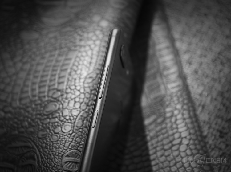 �������棬����M7�����˴�ͳ�İ�����ƣ��ֱ��ǵ�Դ�����������Լ�SIM�����ۣ�֧��ȫ��ͨ˫��˫����