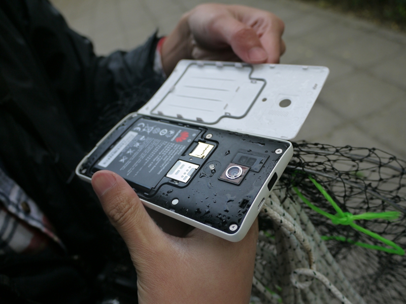 Ȼ˵ֻͨǰĲԣǷˮˣȿΪҫ3鿴ֻĸӿڣUSBӿڴˮ֣ڹٷϱע˷ˮģǲʹ,Ҫˮ˦,ⷢ·