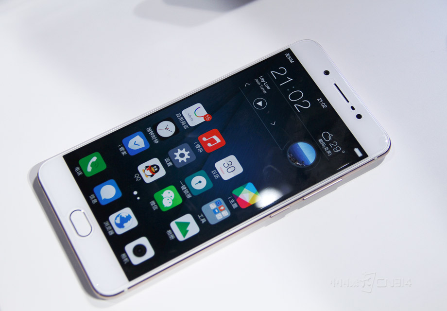 ��������������X7Plus����5.2Ӣ��������5.7Ӣ�磬vivo X7Plusڹ���˱������У��ڴ����ֻ����޳����ҡ�