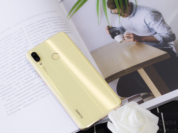 ���շ��棬��Ϊnova3�Ļ�����������ͷ������2400��ڰ�+1600���ɫ˫�㾵ͷ��˫f1.8���Ȧ���������������������ͼ��ϸ�ڵİѿ�Ҳ������ʵ��AI����ʶ�����������졢ѩ�����Ž������̻���22���ǩ�Լ�500+���ͳ�����