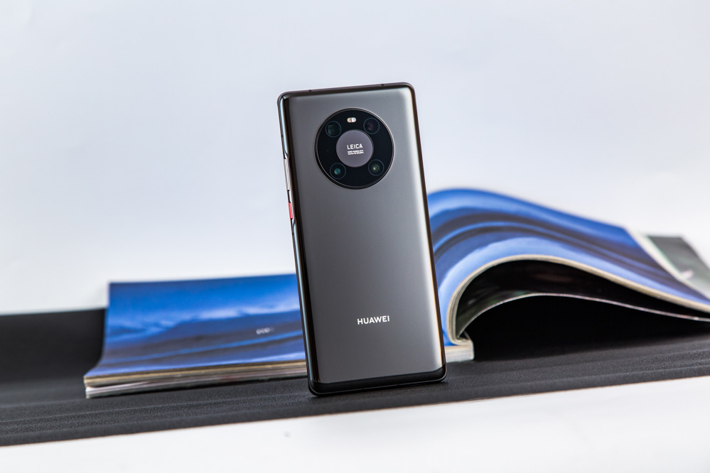 ˵����Ϊ��Mateϵ�У�һֱ�����ͼ�ֿ����ԡ���ʶ�Է����ƣ��γ��˶��е�MateƷ�Ʒ��ţ���ǧ��һ����ֻ��г����ż��ߵı�ʶ�ȡ�����Ļ�ΪMate40�����ᣬ��ΪĳЩ���������ˣ���������ʽ�����ʱ����������Ȧ���������˲�С�ĺ䶯����Ʒ��ʵ���ޡ����������͸����չ��Mate40ϵ�е�Mate40 Pro��