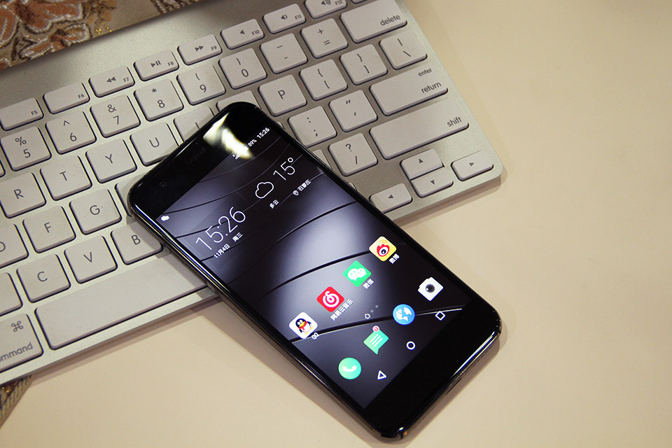 ���������Gigaset ME���ù�����Բ�Ǿ��η�����������˫��2.5D���沣��+������п������죬���в��Զ�����