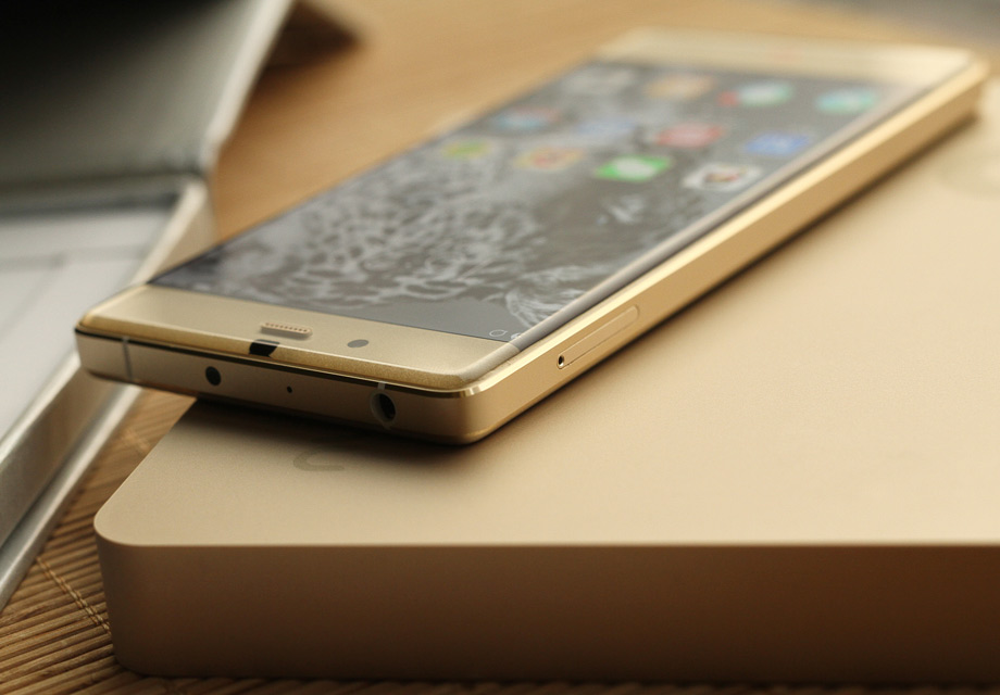 �ֻ����۷������˻�����࣬�˴ε�Z9������֮ǰ���е�Z9һ�£�֧�ֵ���Nano-SIM����ͬ��������֧������Nano�����ã�֧��ȫ��ͨ��