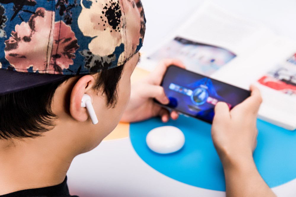 ֧������˫ģ BT5.0��������4���źŷ�Χ��2�������ٶȺ������㲥8�����ݴ��䣬�����ٶȿ죬����������ǿ���ڵ羺ģʽ���ӳٵ���94ms������Ϸ��Ӱ���������顣