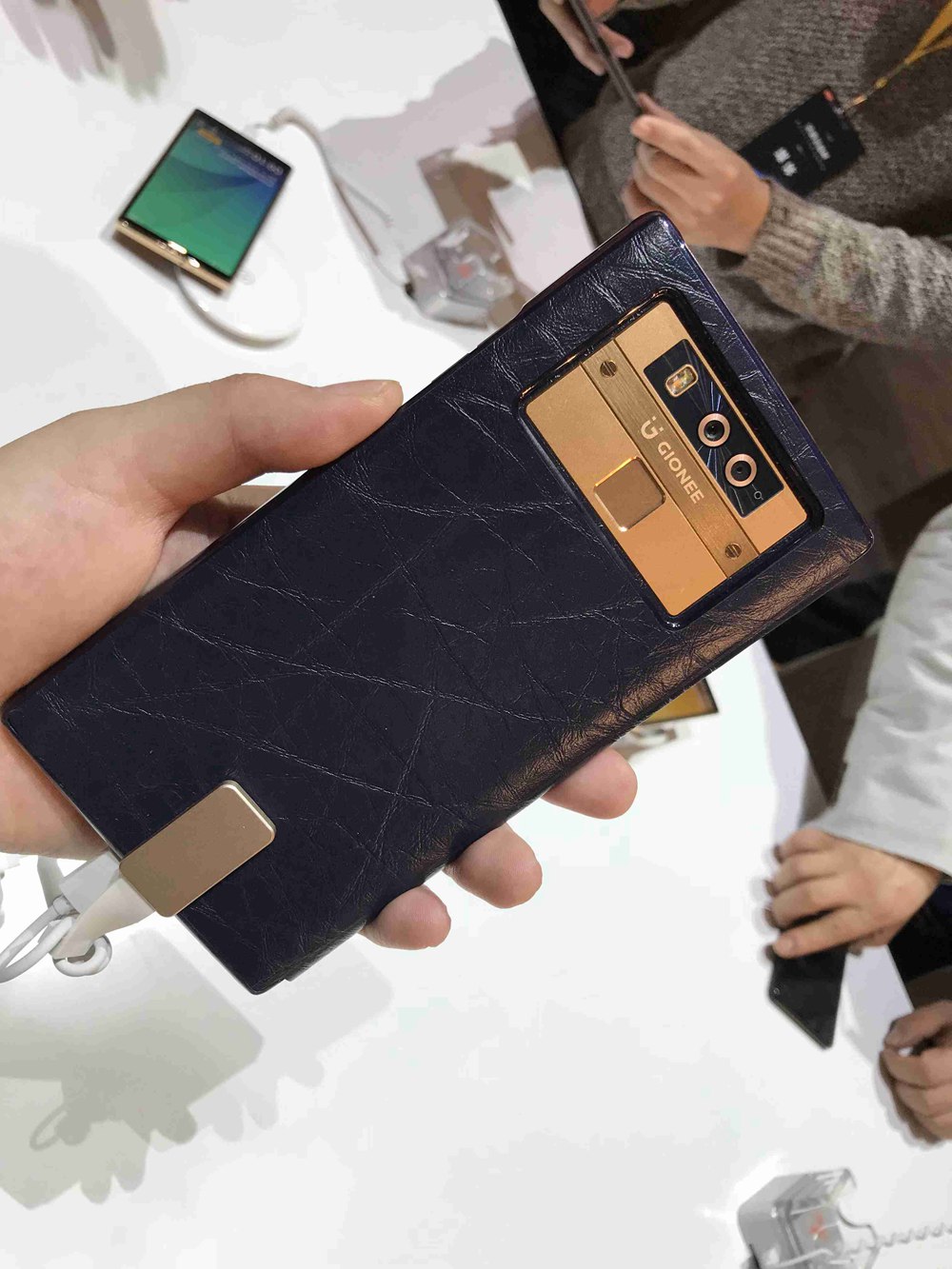 ����M7 Plus������Ͻ����˴���������������������ϵ�ͷ��Сţ��Ƥ����105�������������ָ�ϸ�����������������ױȵ���󴥸У�