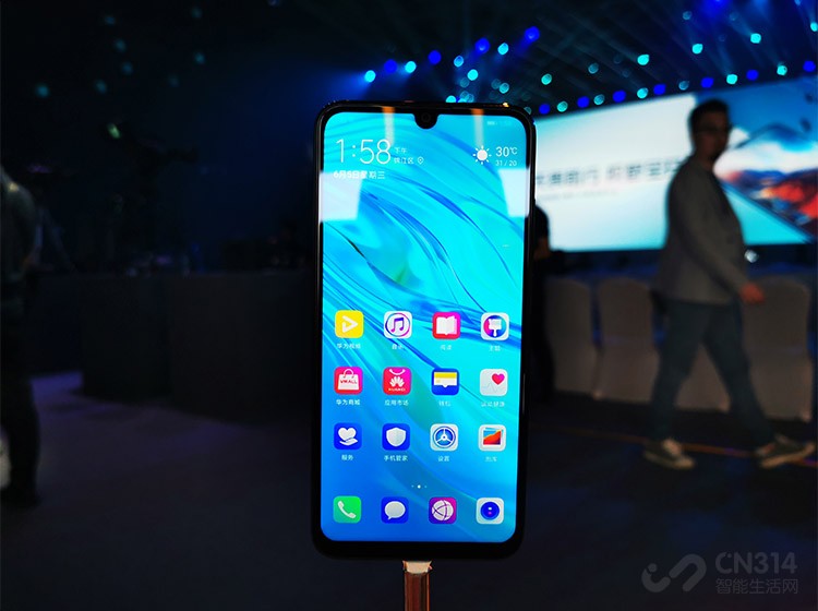 ��������ϣ���â8����6.21Ӣ�硰����ȫ������+խ�߿���ƣ����Ը��õ����������û��ȽϹ�ע����Ϸ���Ķ��ȸ�ƵӦ�����顣