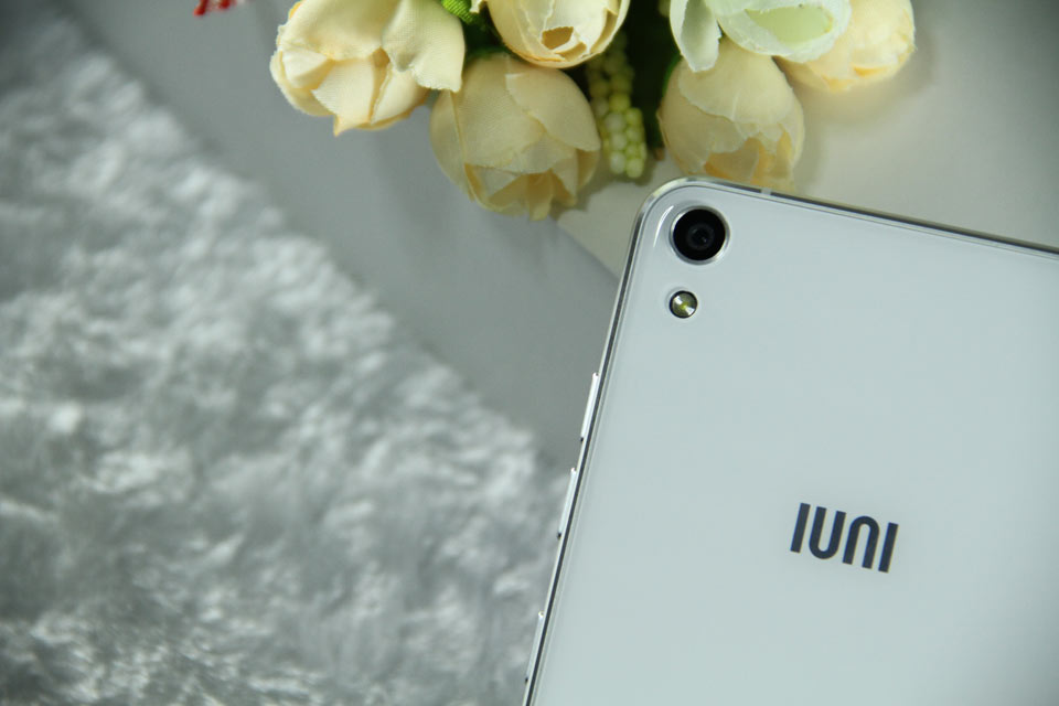 �ֻ�������һ��1300�����ص�������ͷ������һ������ƣ��·���iuni��Logo��