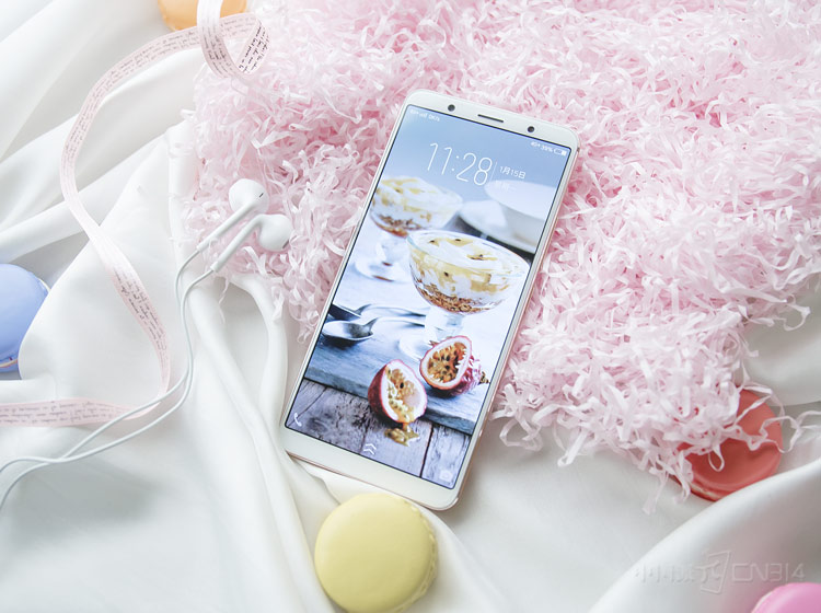 vivo X20�������һ��6.01Ӣ��ȫ�����������85.3%�ĸ���ռ�ȣ���vivo X20�λ÷���������չ¶���ŵ�ʱ���ʸС�