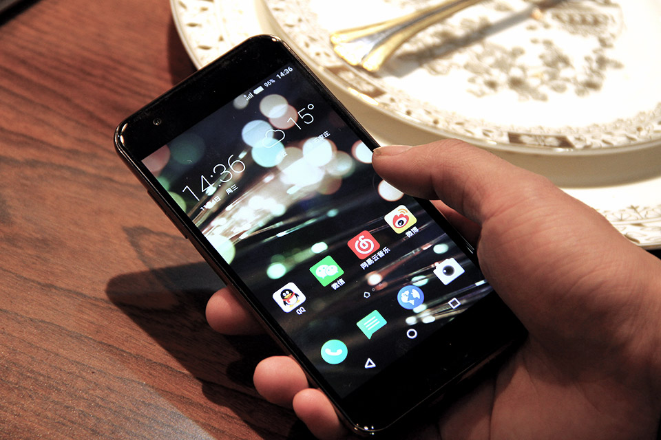 Gigaset ME���ҵĸо������ּ�Լ���Ͻ��ĵ¹���Ʒ��û��̫�໨�ڣ����ֲ���ʱ�У�����Ȼ����ȫ�������������Ƿ����к����ԡ�